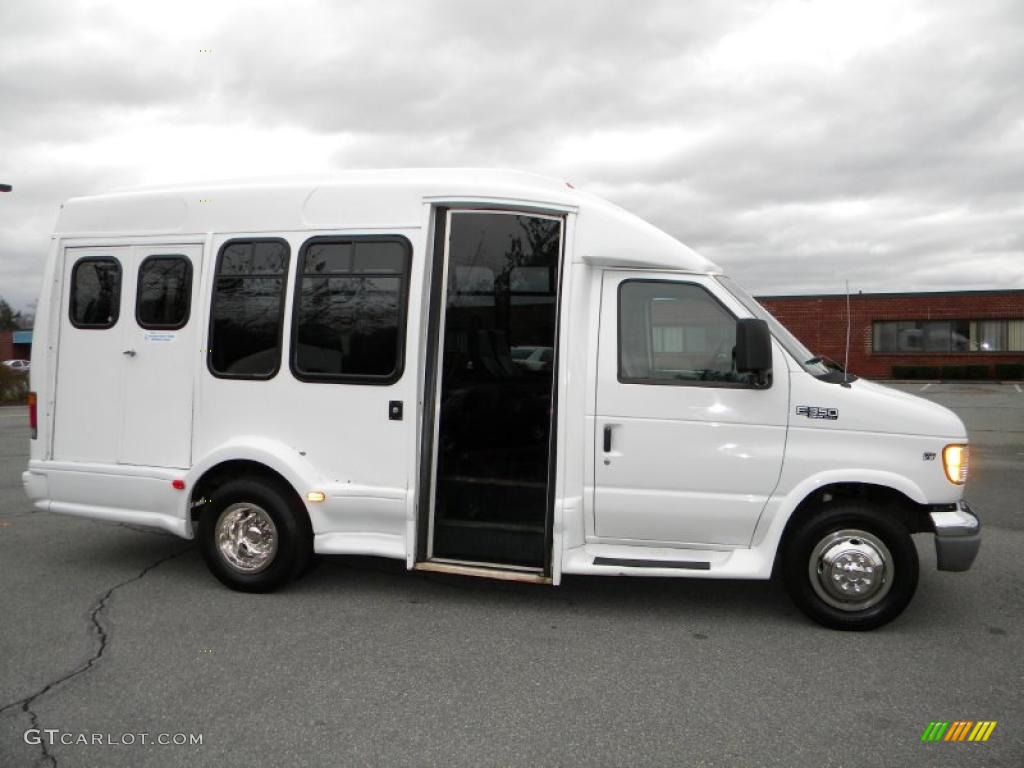 Oxford White 2002 Ford E Series Cutaway E350 Commercial Passenger Van Exterior Photo #40637138