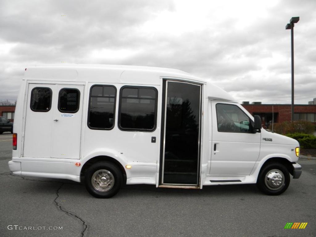 2002 E Series Cutaway E350 Commercial Passenger Van - Oxford White / Medium Graphite photo #10