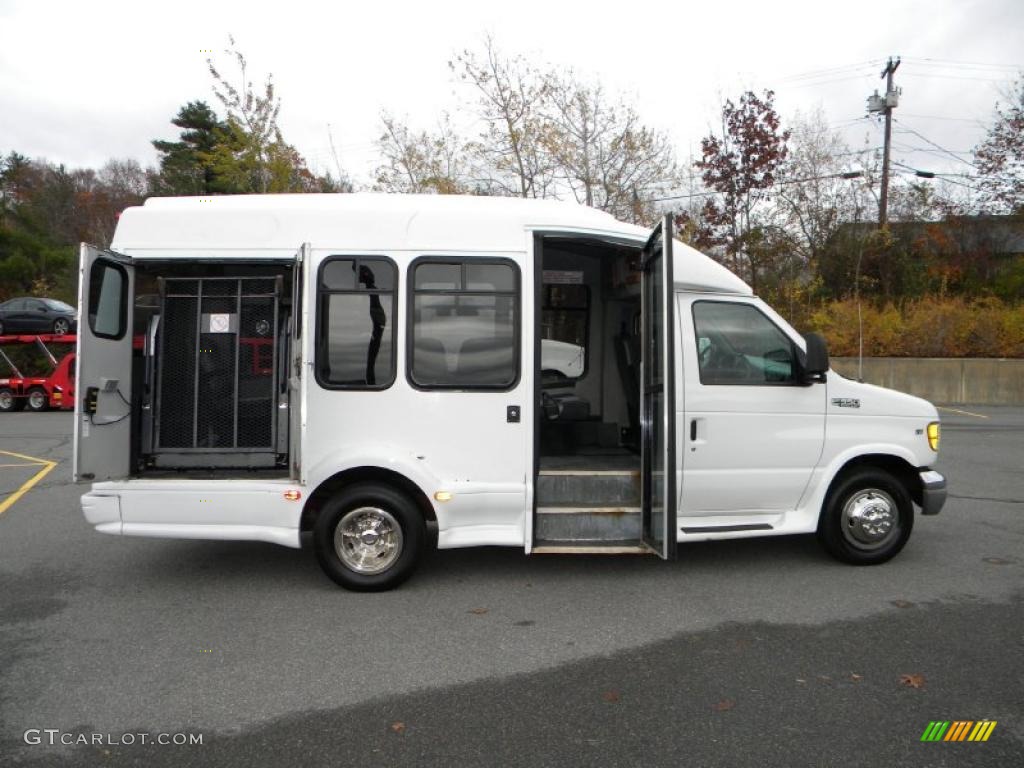 2002 E Series Cutaway E350 Commercial Passenger Van - Oxford White / Medium Graphite photo #18