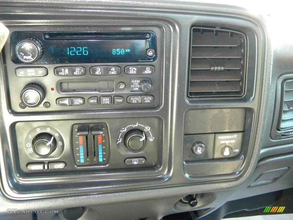 2004 GMC Sierra 2500HD SLE Regular Cab 4x4 Controls Photo #40638086