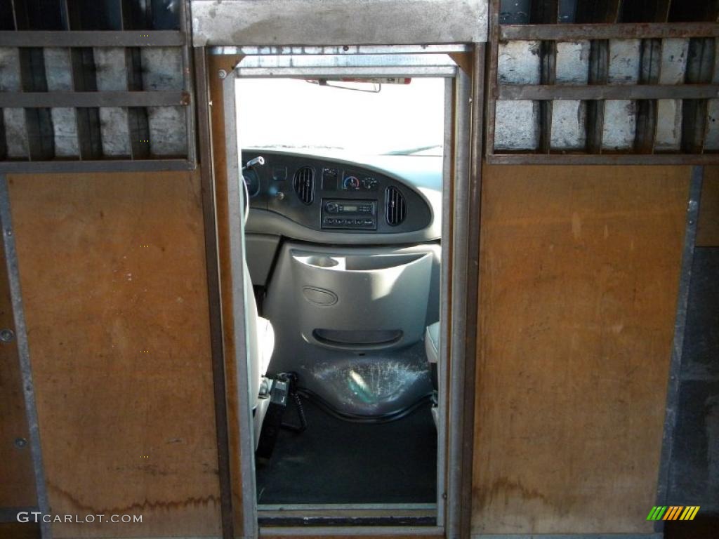 1998 E Series Cutaway E350 Commercial Moving Truck - Oxford White / Medium Graphite photo #45