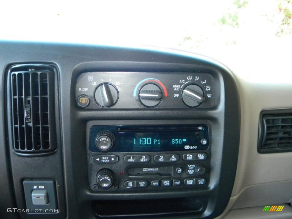 2002 Chevrolet Express 1500 LT Passenger Van Controls Photo #40644554