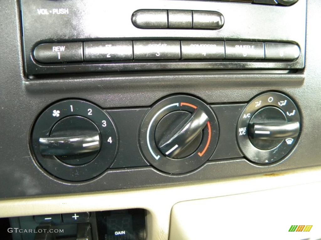 2005 Ford F350 Super Duty XL Regular Cab Chassis Controls Photo #40645394