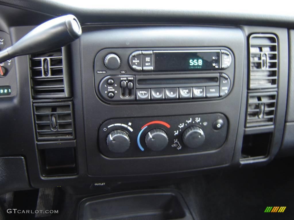 2004 Dakota SXT Quad Cab - Bright White / Dark Slate Gray photo #14