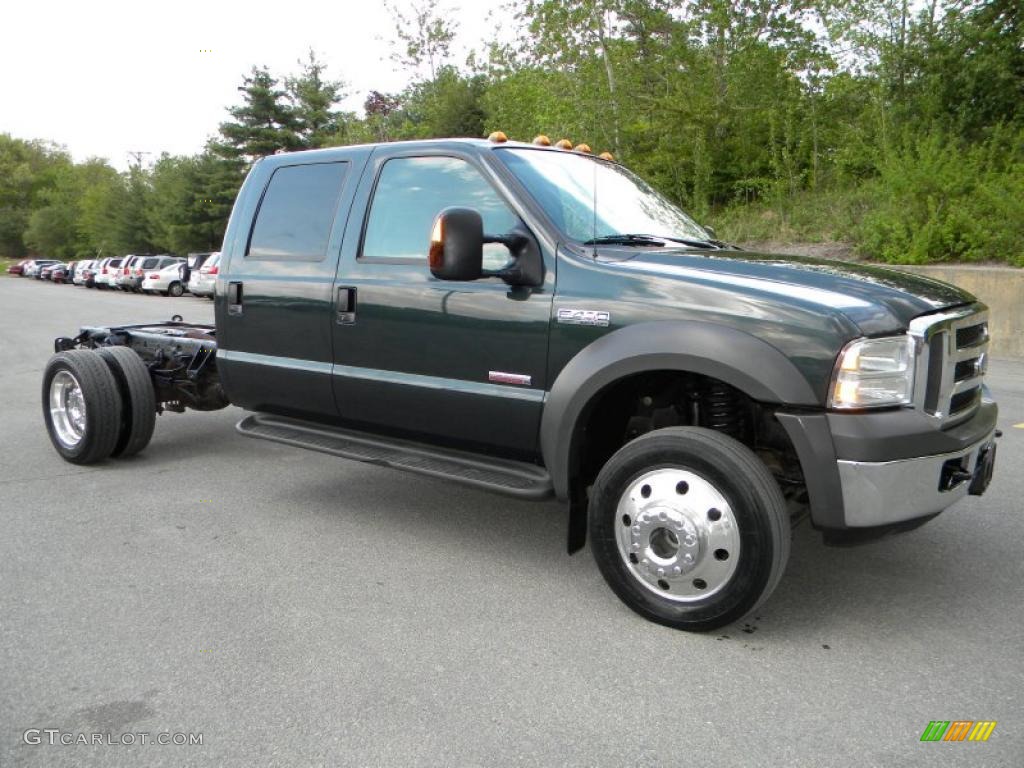 2005 F450 Super Duty Lariat Crew Cab 4x4 Chassis - Dark Green Satin Metallic / Medium Flint photo #2