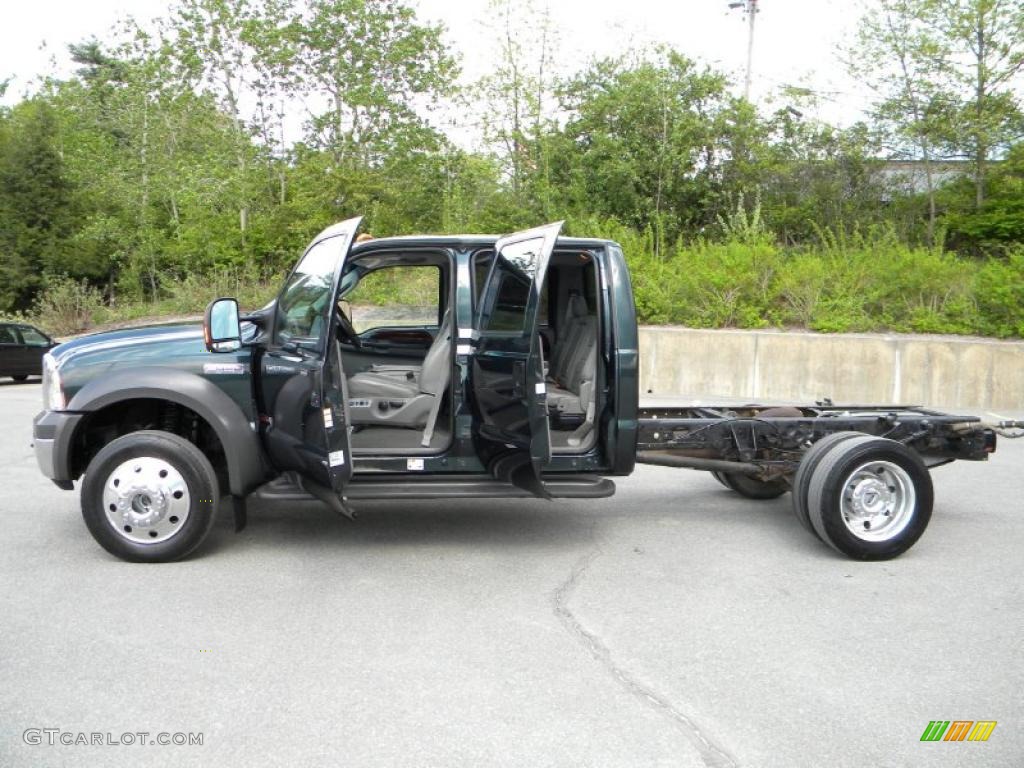 2005 F450 Super Duty Lariat Crew Cab 4x4 Chassis - Dark Green Satin Metallic / Medium Flint photo #7