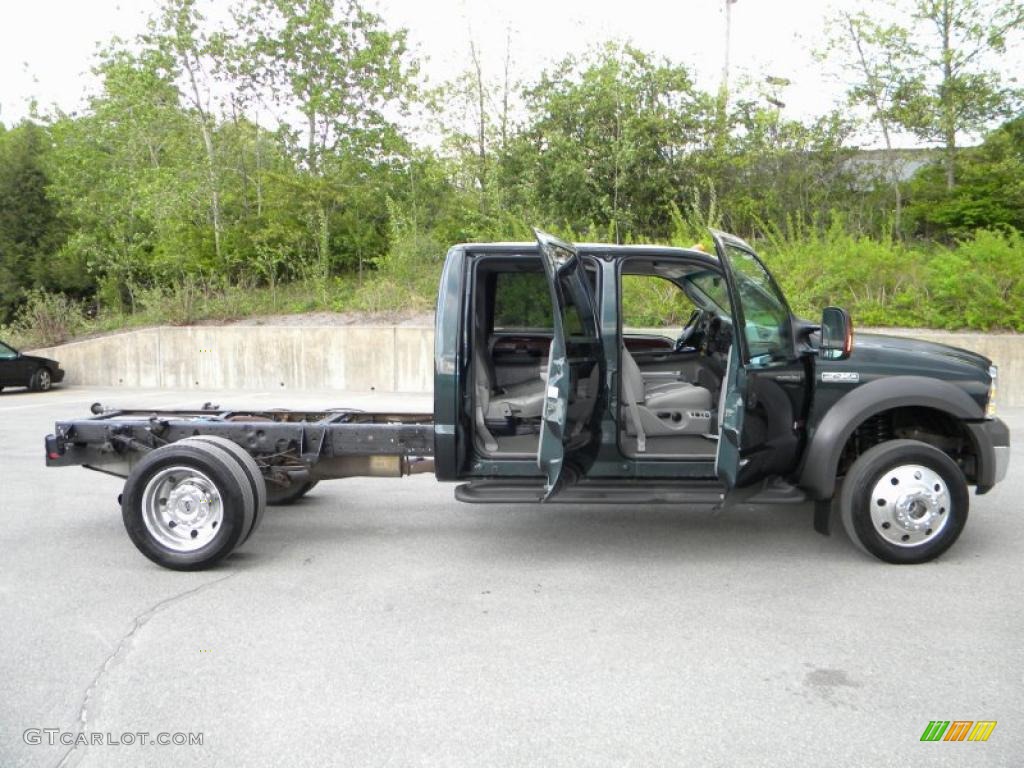 2005 F450 Super Duty Lariat Crew Cab 4x4 Chassis - Dark Green Satin Metallic / Medium Flint photo #8