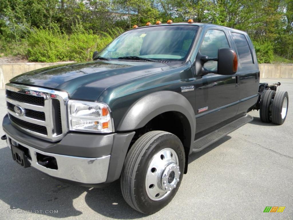 2005 F450 Super Duty Lariat Crew Cab 4x4 Chassis - Dark Green Satin Metallic / Medium Flint photo #9