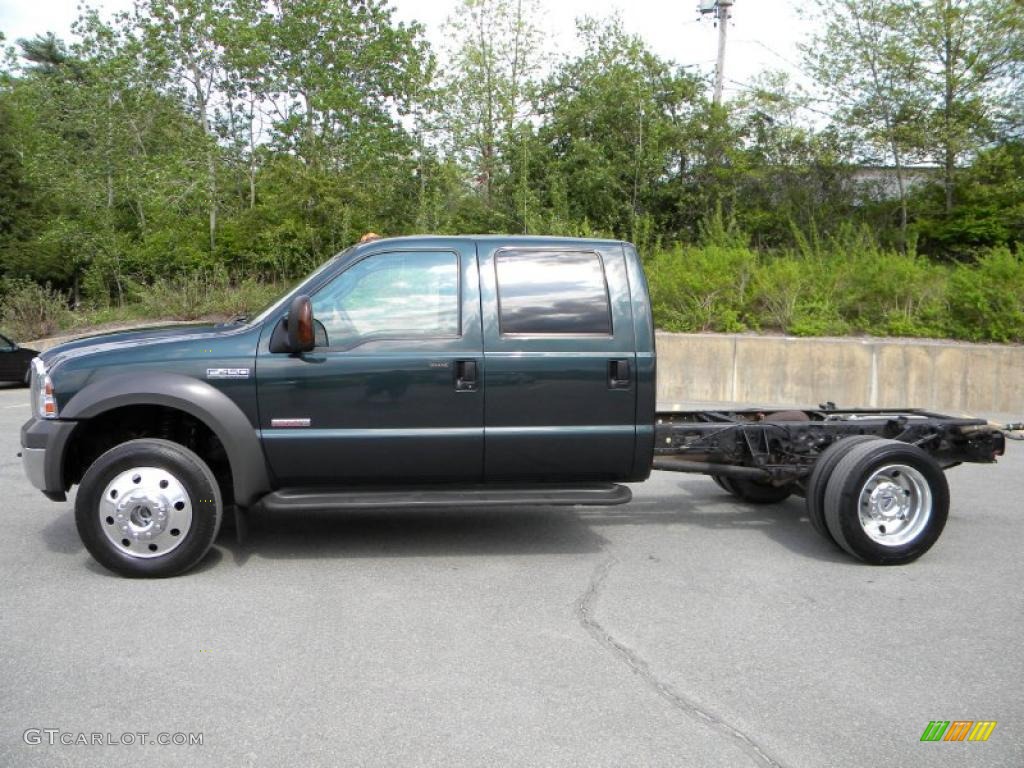 2005 F450 Super Duty Lariat Crew Cab 4x4 Chassis - Dark Green Satin Metallic / Medium Flint photo #15