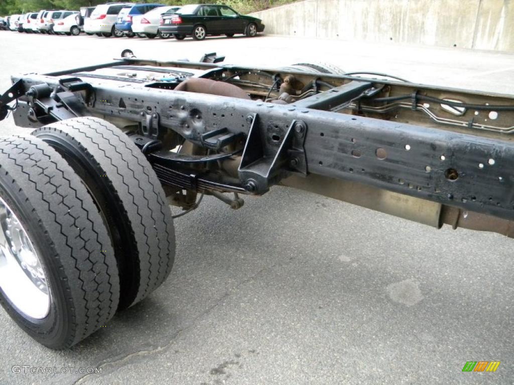 2005 F450 Super Duty Lariat Crew Cab 4x4 Chassis - Dark Green Satin Metallic / Medium Flint photo #18