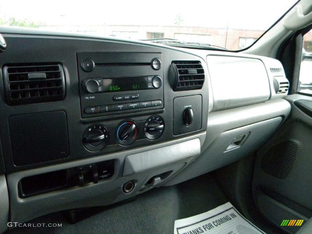 2005 F450 Super Duty Lariat Crew Cab 4x4 Chassis - Dark Green Satin Metallic / Medium Flint photo #57