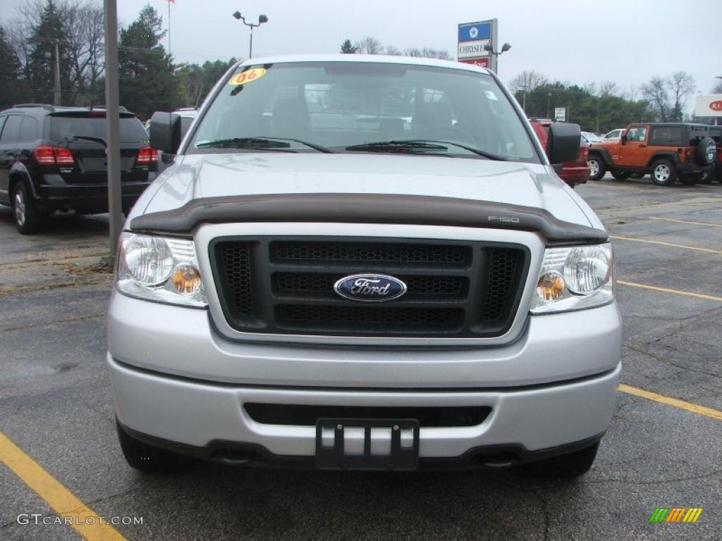 2006 F150 STX SuperCab 4x4 - Silver Metallic / Medium Flint photo #2
