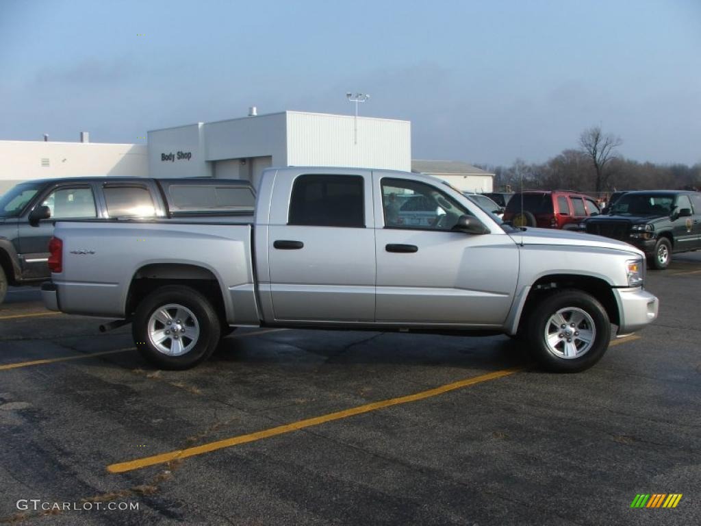 Bright Silver Metallic 2008 Dodge Dakota SLT Crew Cab 4x4 Exterior Photo #40663567