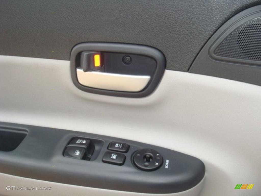 2008 Hyundai Accent SE Coupe Controls Photo #40671238
