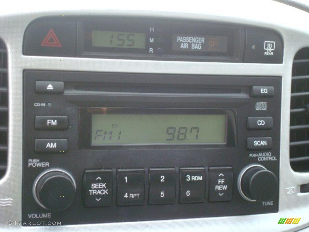 2008 Hyundai Accent SE Coupe Controls Photo #40671258