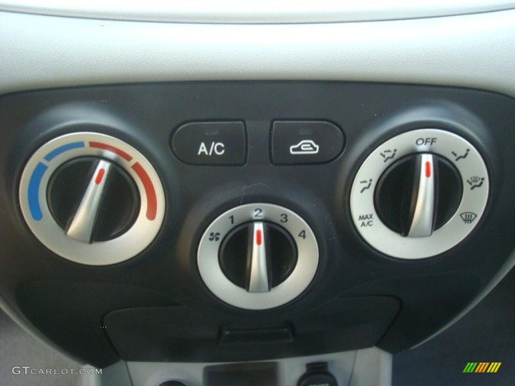 2008 Hyundai Accent SE Coupe Controls Photo #40671262