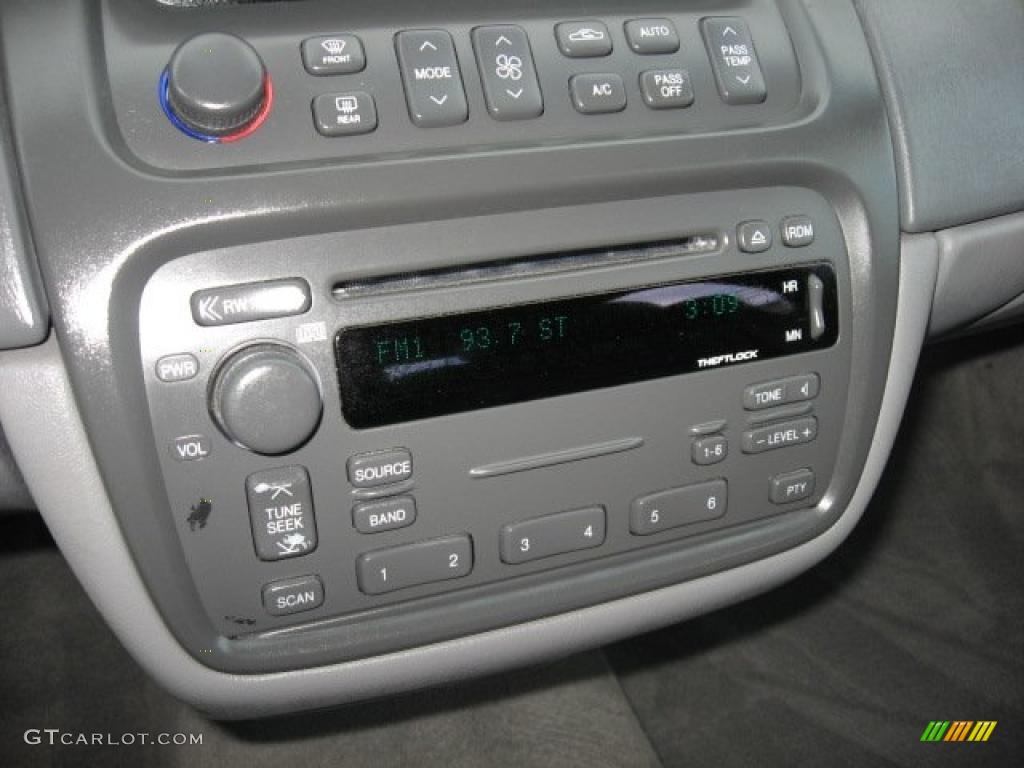2004 Cadillac DeVille Sedan Controls Photo #40676430
