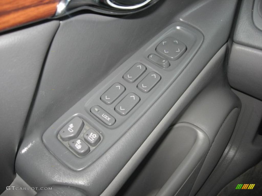 2004 Cadillac DeVille Sedan Controls Photo #40676638
