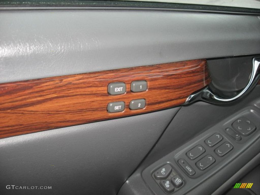 2004 Cadillac DeVille Sedan Controls Photo #40676654