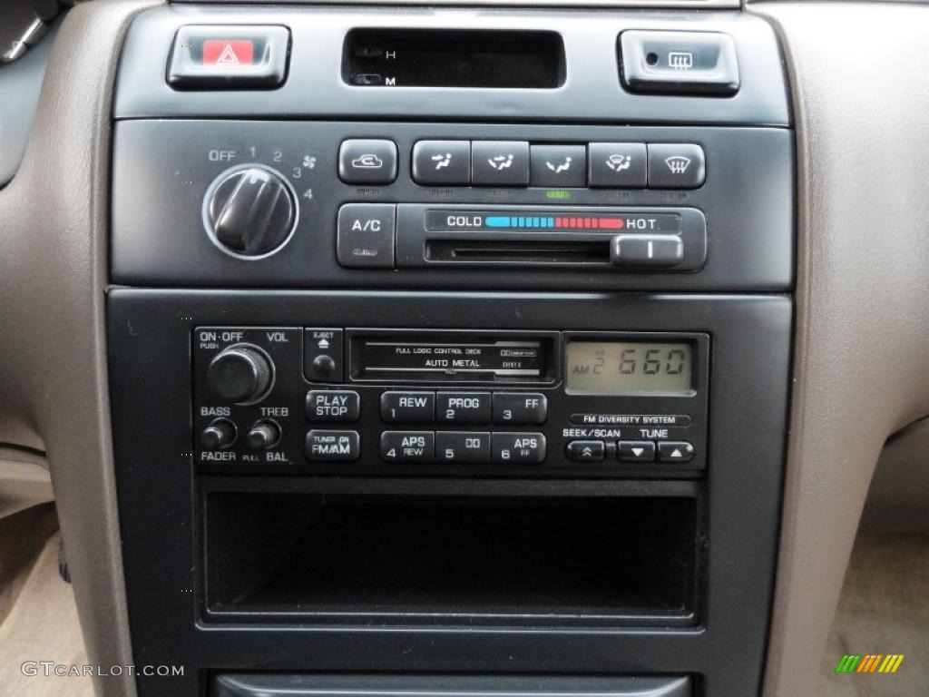 1995 Nissan Maxima GXE Controls Photo #40677706