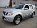 Silver Lightning - Pathfinder LE V8 4x4 Photo No. 2