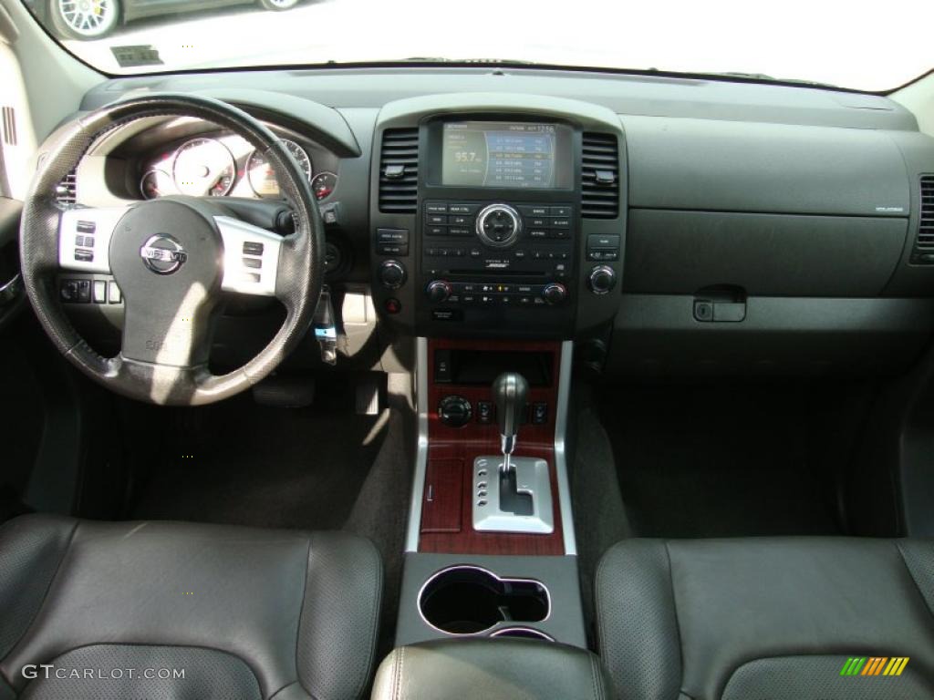 2008 Nissan Pathfinder LE V8 4x4 Dashboard Photos