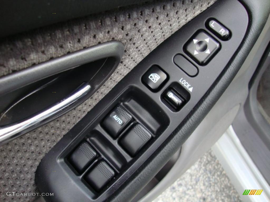 2004 Subaru Legacy L Wagon Controls Photo #40682198