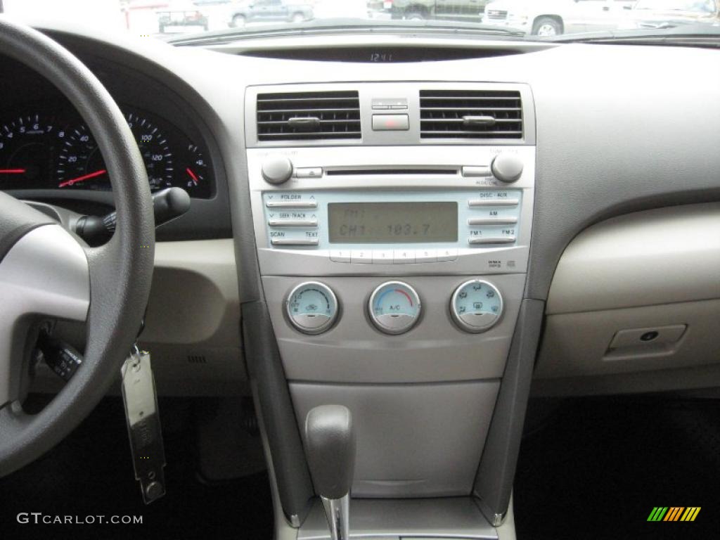 2009 Toyota Camry LE Controls Photo #40702596