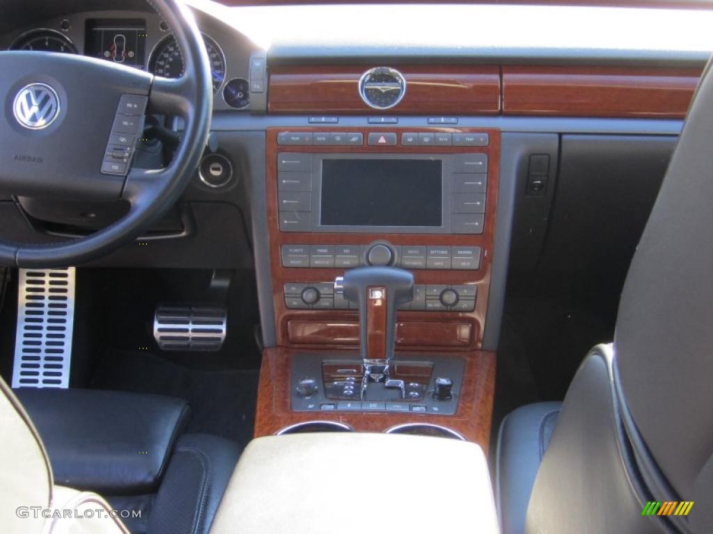 2005 Volkswagen Phaeton V8 4Motion Sedan Controls Photo #40703193
