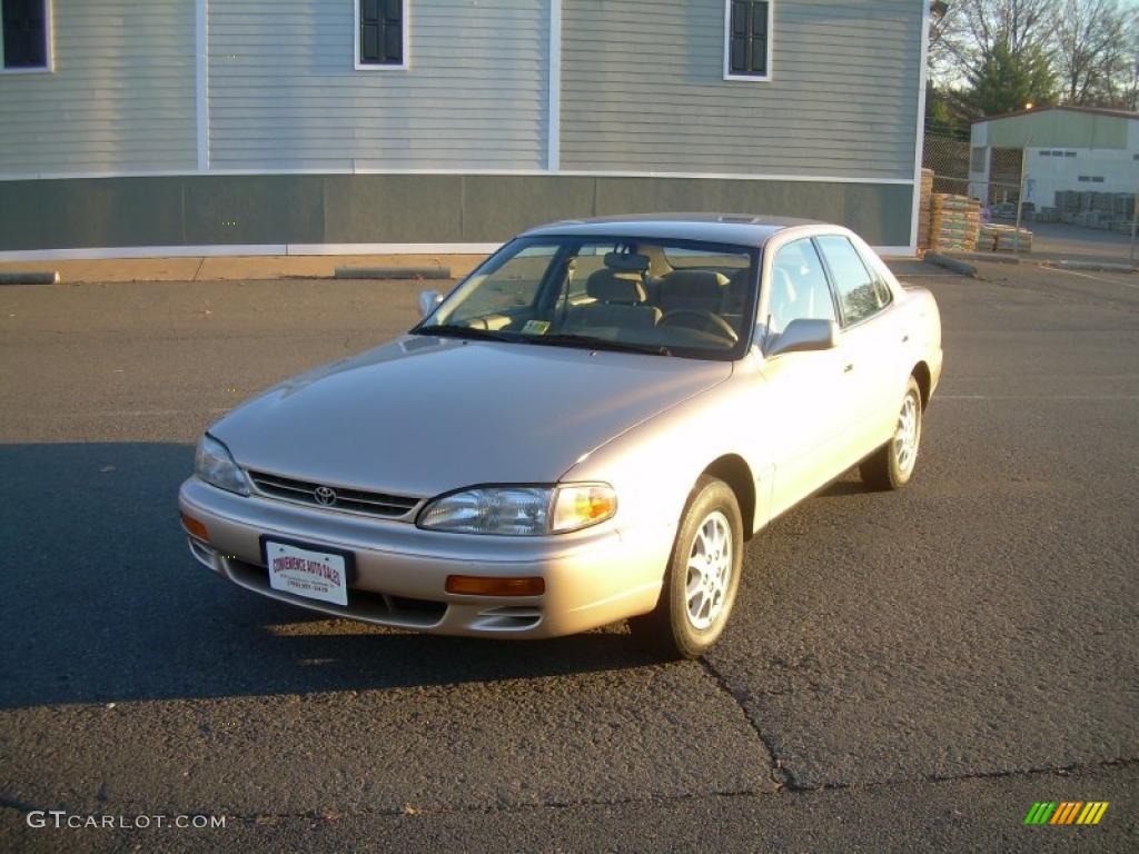 1996 Camry XLE Sedan - Cashmere Beige Metallic / Beige photo #4