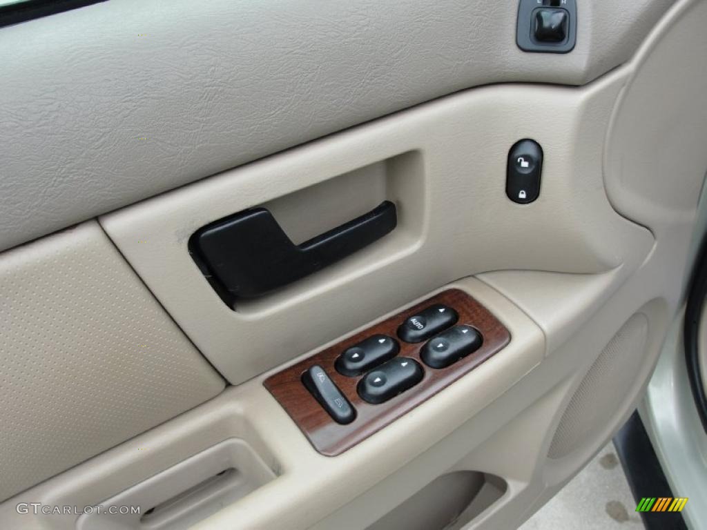 2005 Ford Taurus SEL Controls Photo #40718826