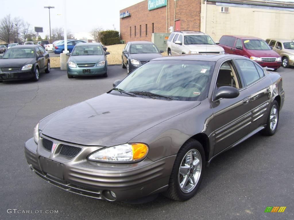 2002 Grand Am SE Sedan - Dark Bronzemist Metallic / Dark Taupe photo #1