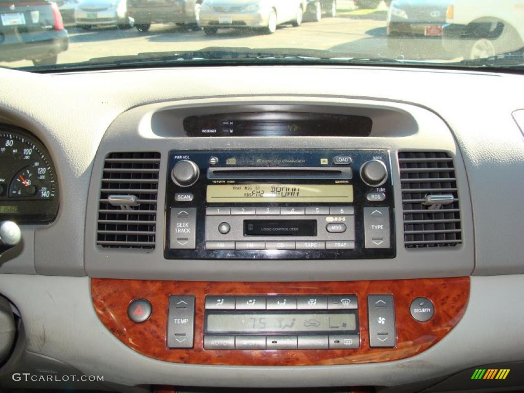2002 Toyota Camry XLE V6 Controls Photo #40740713