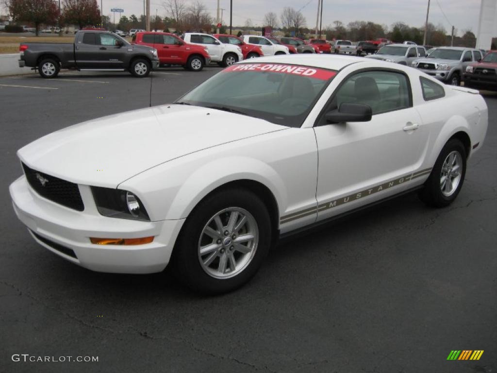 2007 Mustang V6 Deluxe Coupe - Performance White / Medium Parchment photo #3