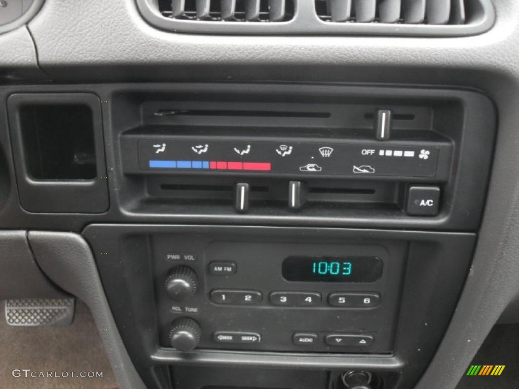 2001 Chevrolet Metro LSi Controls Photos
