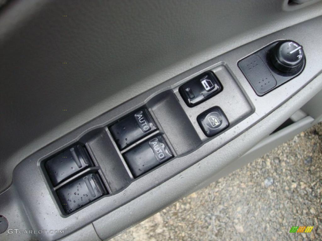 2003 Nissan Altima 3.5 SE Controls Photo #40780579