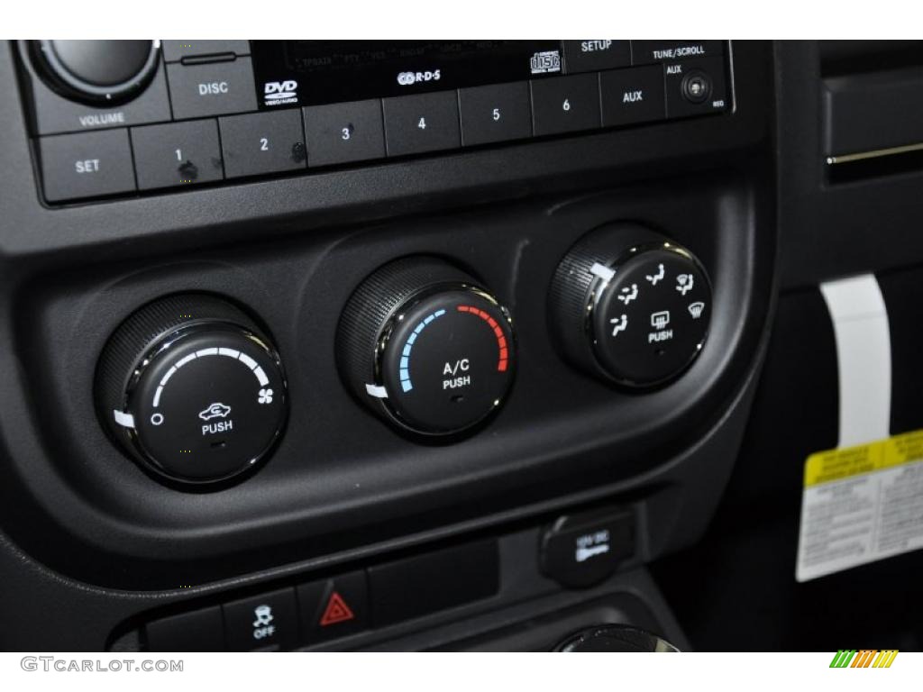 2011 Jeep Patriot Sport Controls Photo #40787991