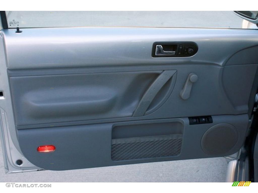 2001 Volkswagen New Beetle GL Coupe Light Grey Door Panel Photo #40795479