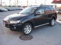 2011 Labrador Black Pearl Mitsubishi Outlander SE  photo #1