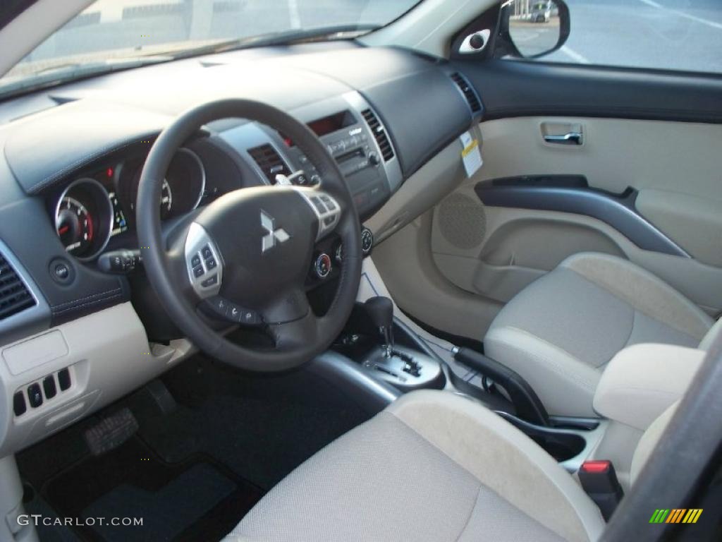Beige Interior 2011 Mitsubishi Outlander SE Photo #40800375