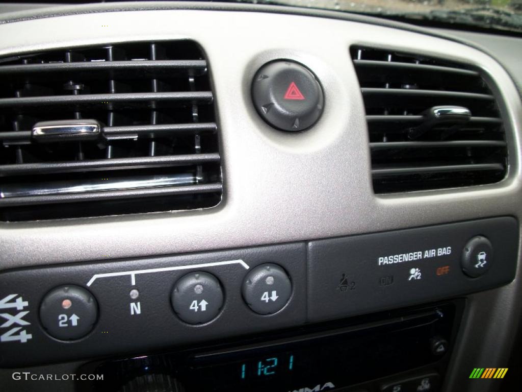 2011 Chevrolet Colorado LT Extended Cab 4x4 Controls Photo #40800531