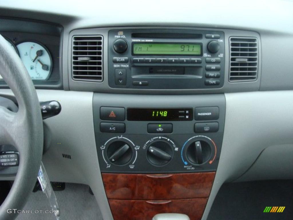2004 Toyota Corolla LE Controls Photo #40802599