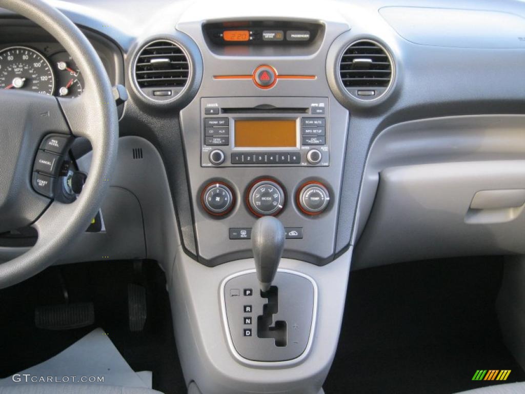 2010 Kia Rondo LX Controls Photo #40803451