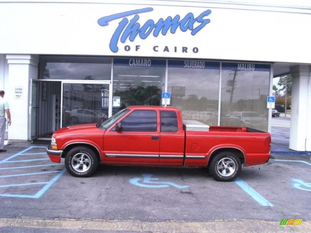 2001 S10 LS Extended Cab - Victory Red / Medium Gray photo #1
