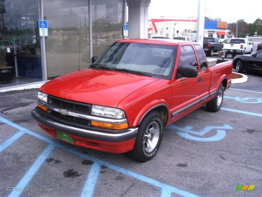 Victory Red 2001 Chevrolet S10 LS Extended Cab Exterior Photo #40810855