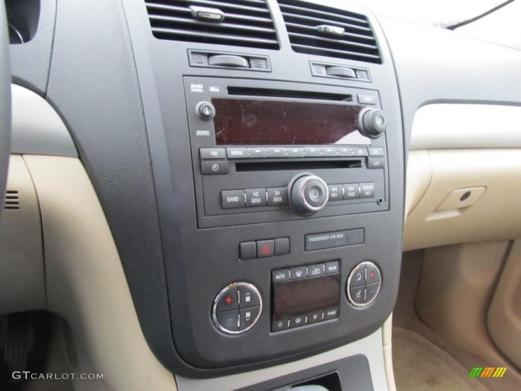 2009 Saturn Outlook XE AWD Controls Photo #40818579
