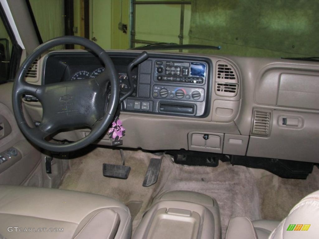 1997 Chevrolet Tahoe LT 4x4 Tan Dashboard Photo #40866373