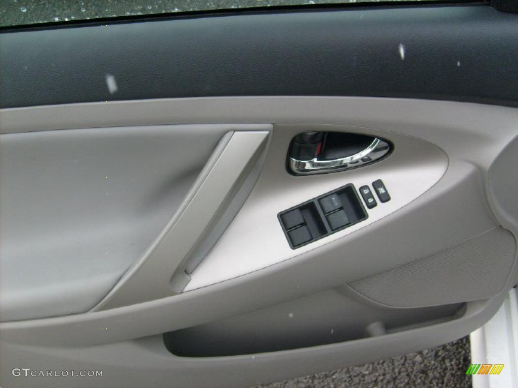 2008 Camry SE V6 - Super White / Ash photo #13