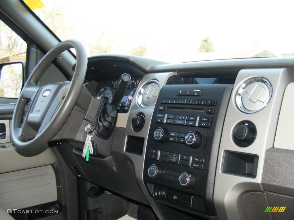 2010 Ford F150 XLT SuperCrew 4x4 Controls Photo #40876590