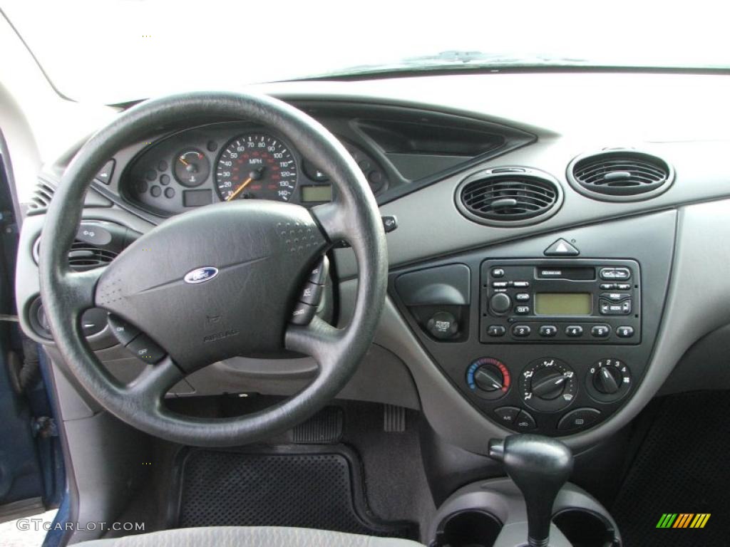2000 Ford Focus SE Wagon Medium Graphite Dashboard Photo #40877470